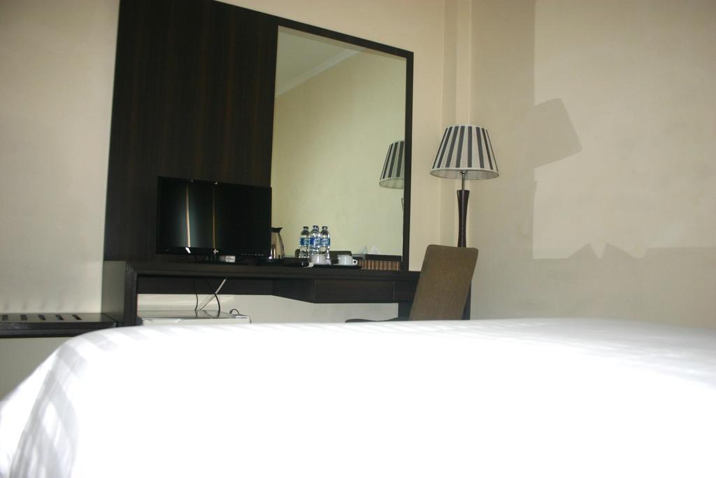 Royal Mamberamo Hotel Sorong Zimmer foto