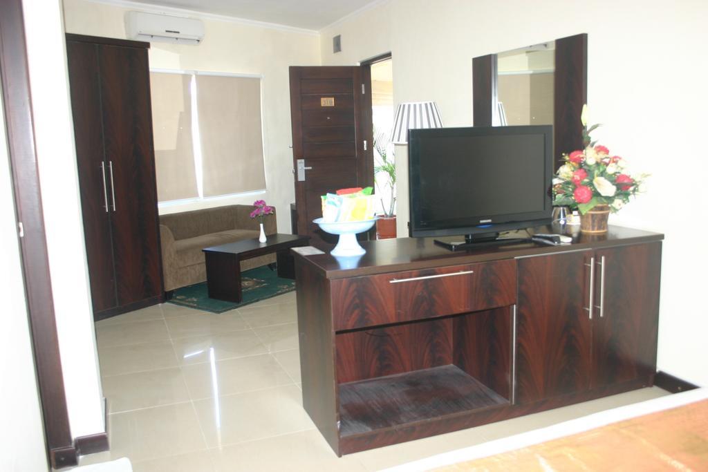 Royal Mamberamo Hotel Sorong Zimmer foto