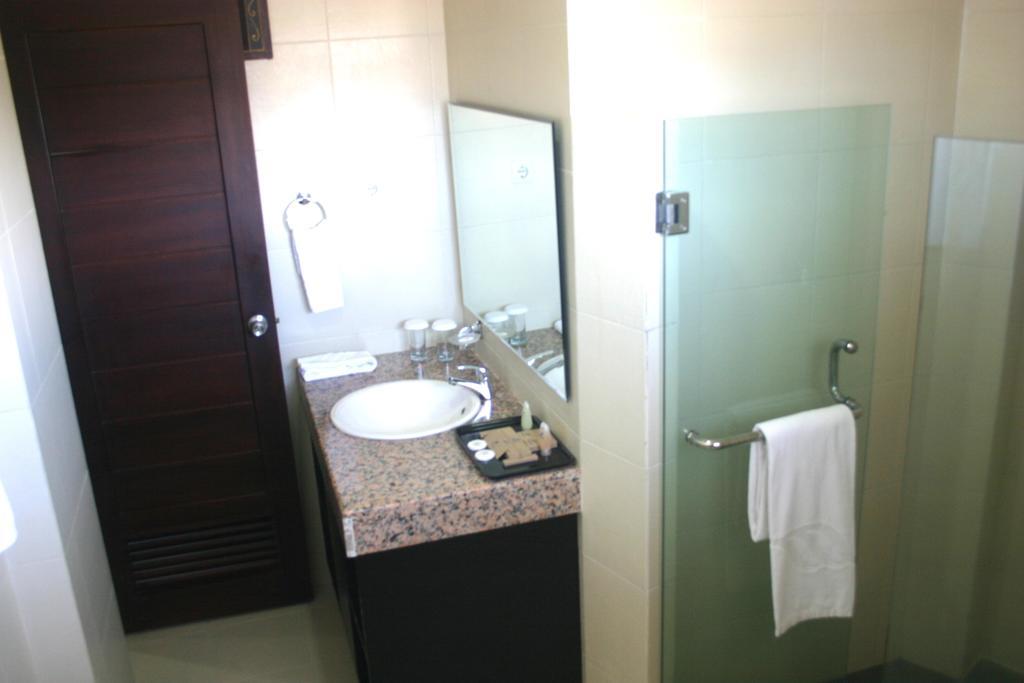 Royal Mamberamo Hotel Sorong Zimmer foto